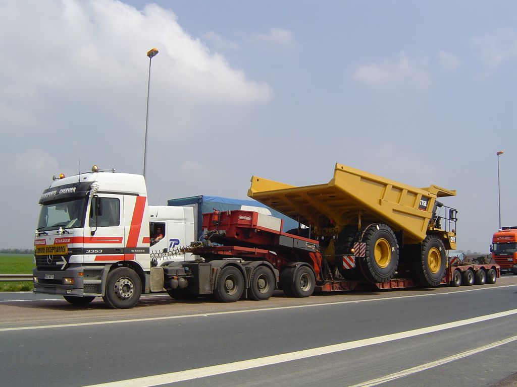 Transport exceptionnel en plateaux surbaissés / plateaux porte engin.